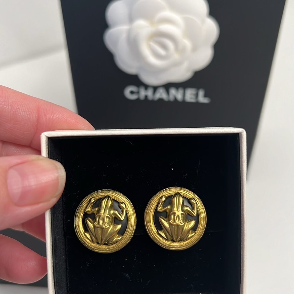 CHANEL GOLD BLACK Frog Earrings Clip ons Size 7/8” - Picture 7 of 12